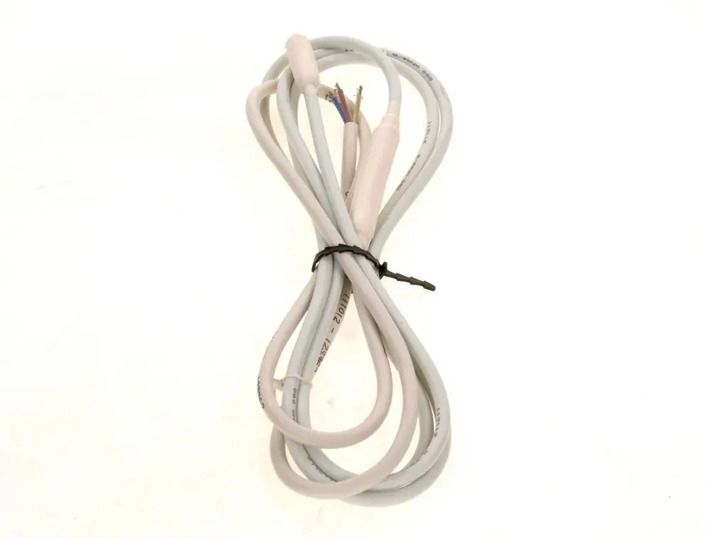 Kabel mit drei Leitungen, in hellem Grau, sauber aufgerollt und mit einem Kabelbinder fixiert. Möglicherweise von Bosch, geeignet für Heizungen oder ähnliche Anwendungen.